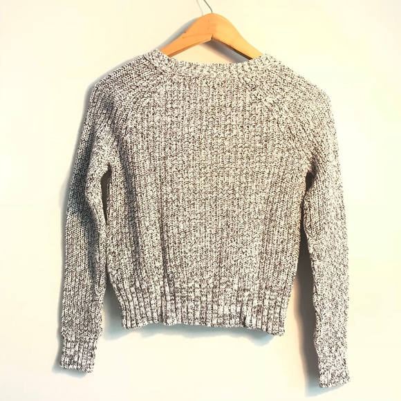🍷NWOT AMERICAN EAGLE CROPPED GREY SWEATER 🍷 - Picture 2 of 4